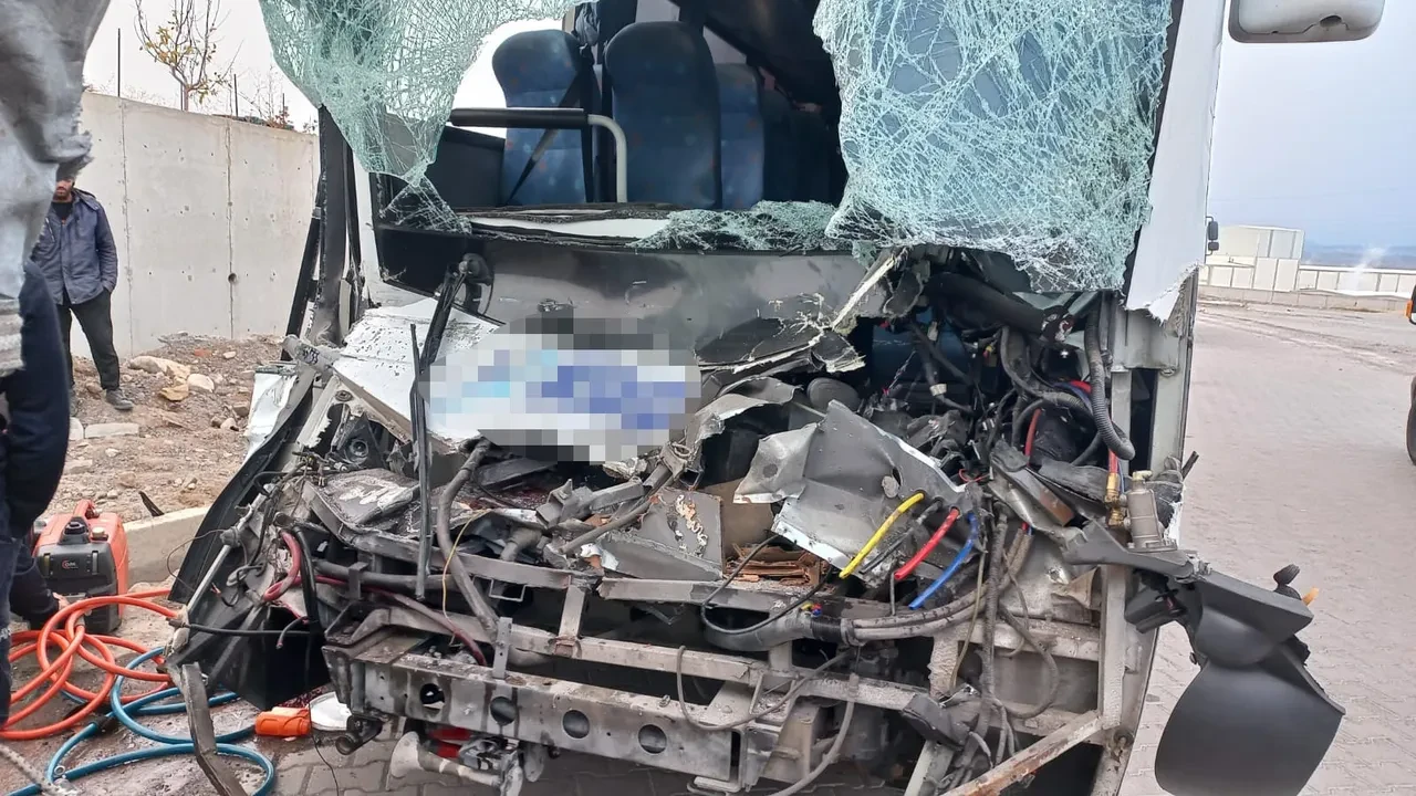 Kayseri'de feci kaza! İşçi servisi tıra arkadan çarptı: Çok sayıda yaralı var