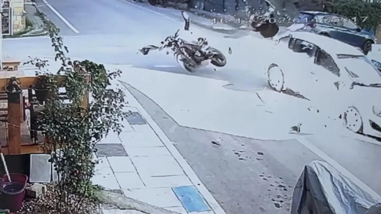 Korkunç kaza anı kamerada! Motosiklet sürücüsü havada defalarca takla attı