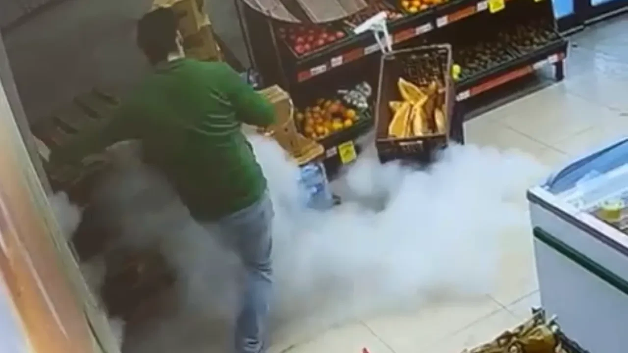 Markette ilginç anlar! Yangın tüpü düşünce böyle panikleyip kaçtı