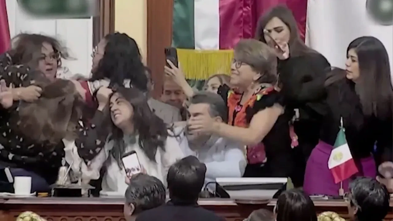 Mecliste saç saça baş başa kavga! Meksika'nın gündemine oturan video