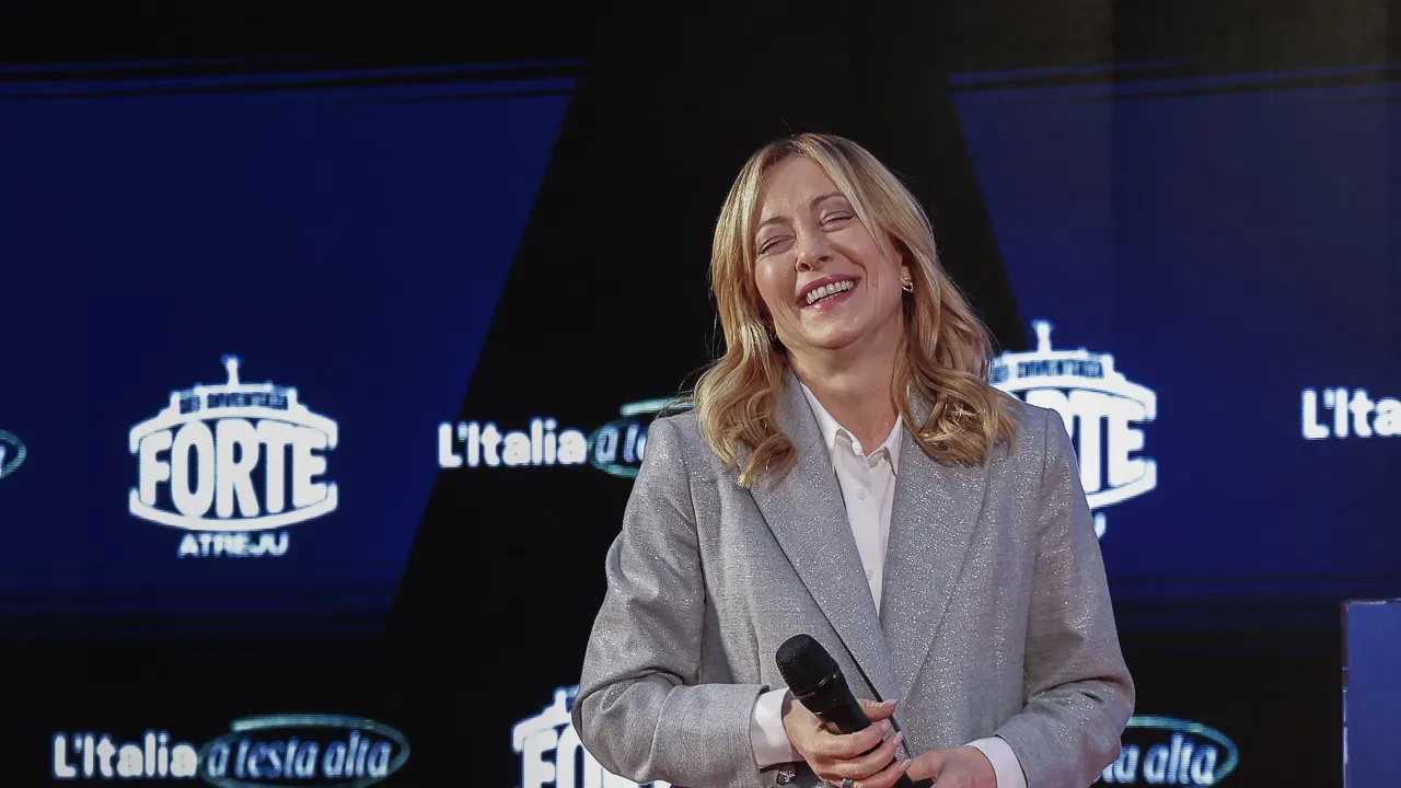 Meloni dolabını boşaltıyor! Liderlerden gelen hediyeleri satacak: Altın topuklu mavi piton derisi ayakkabı, kase, kaykay...