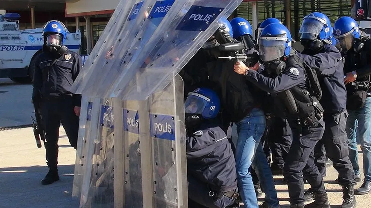 Polislerin çalışma saati değişiyor! Bakan Yerlikaya müjdeyi verdi