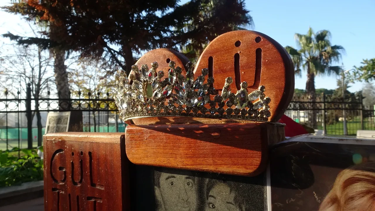 Sevenleri Güllü'nün mezarına akın etti! Kabristanın son görüntüsüne beğeni yağdı