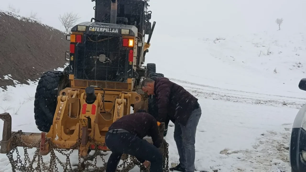 Siirt'te yoğun kar yağışı! Köy yolu ulaşıma kapandı