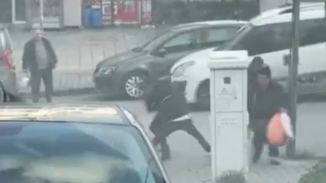 Sokak ortasında tekmeli yumruklu çocuk kavgası! Çevredeki vatandaşlar olayı sadece izledi