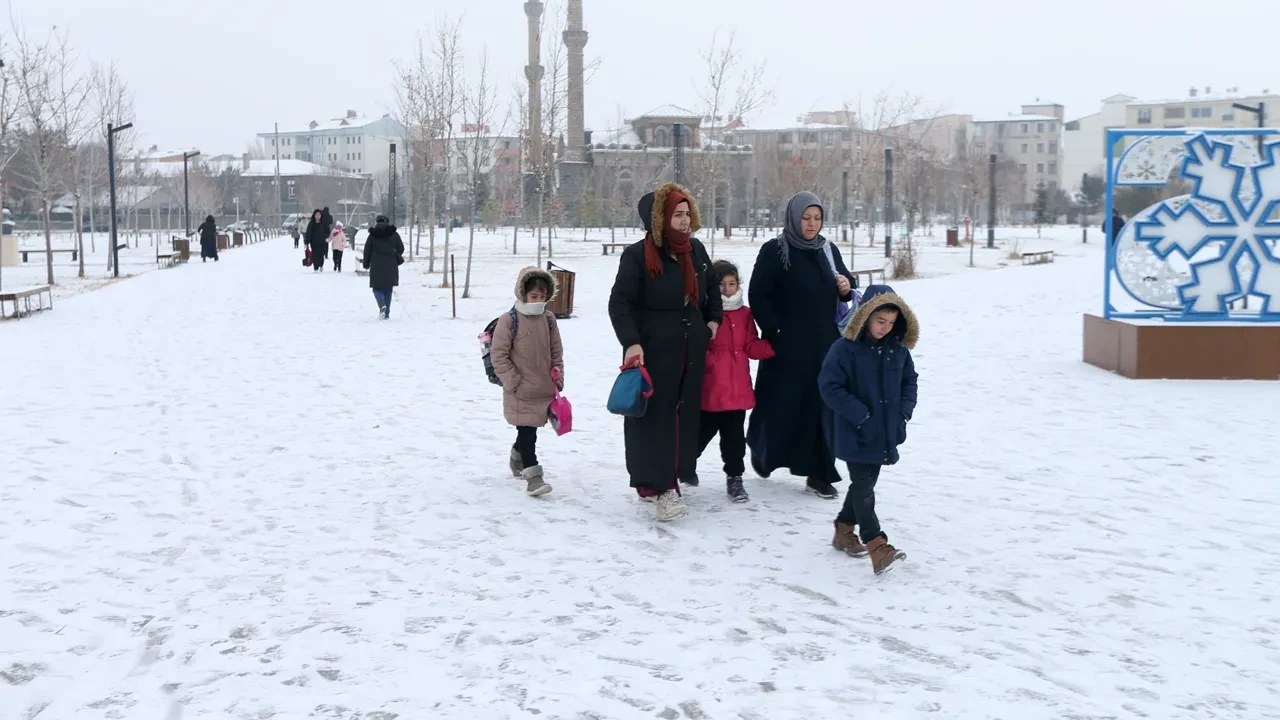 Türkiye beyaza bürünmeye başladı! Yetkililer 2 konu için özellikle uyarıyor