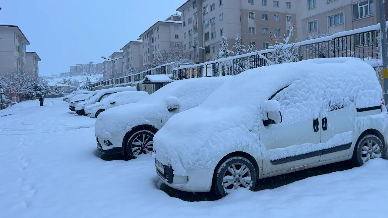 Van'da yoğun kar yağışı! Kent kar altında kaldı: Uçak seferleri rötar yaptı