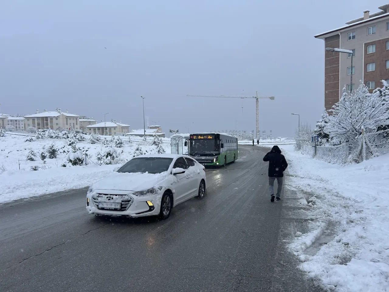 Van'da yoğun kar yağışı! Kent kar altında kaldı: Uçak seferleri rötar yaptı
