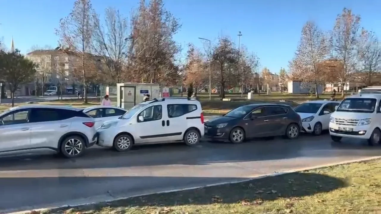 Yollardaki buzlanma zincirleme kazaya neden oldu! 6 araç vagon gibi dizildi