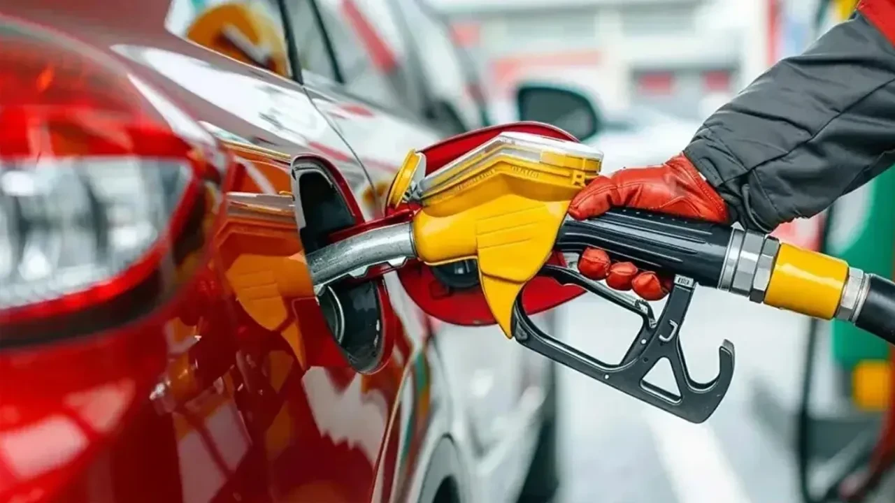 Akaryakıta indirim geldi! Yeni fiyatlar tabelaya yansıdı 