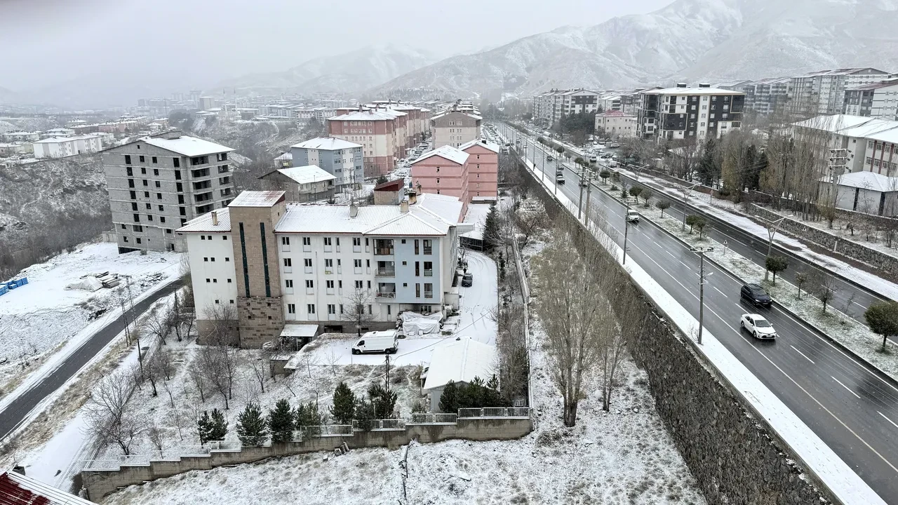 Bitlis'te eğitime kar engeli: Okullar tatil edildi