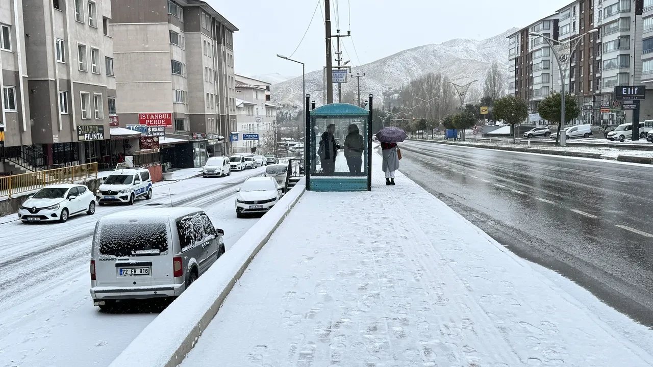 Bitlis'te eğitime kar engeli: Okullar tatil edildi