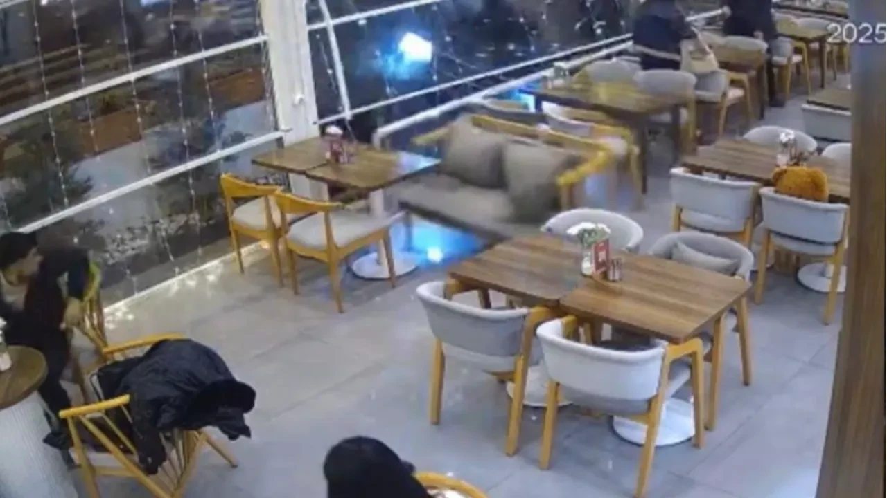 Cam kenarına oturmak istediler ölümden böyle döndüler! Otomobil kafeteryaya daldı!