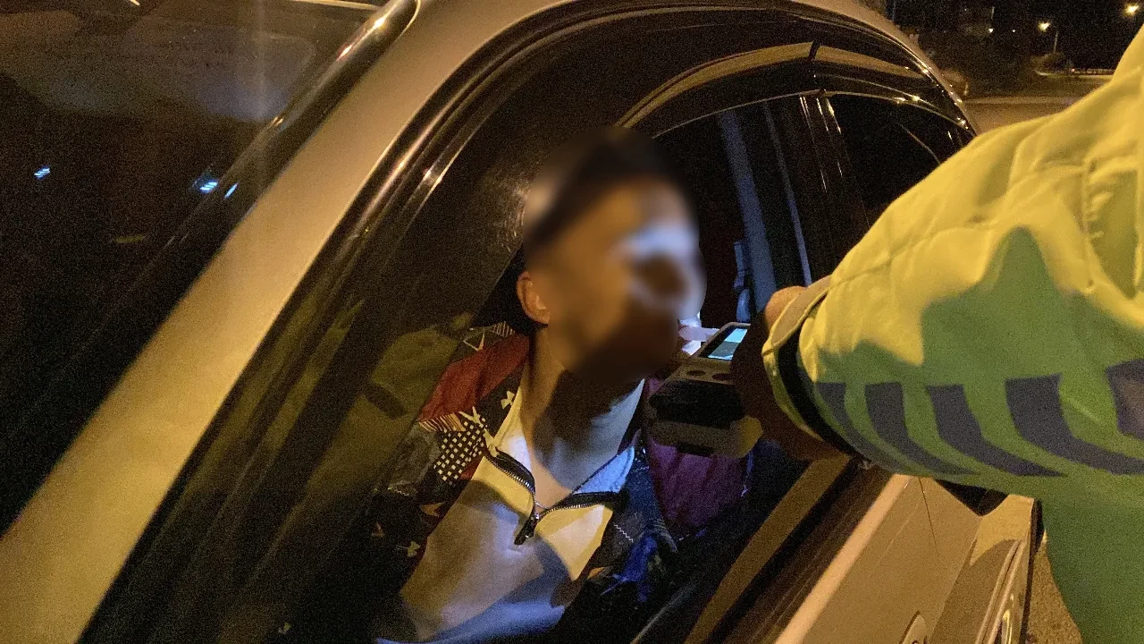 Çevirmeye alkollü yakalandı, ehliyeti kaptırmamak için dakikalarca dil döktü