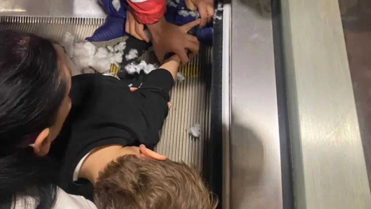 Doğum günü kutlamasında facia! Küçük çocuk yürüyen merdivene sıkıştı