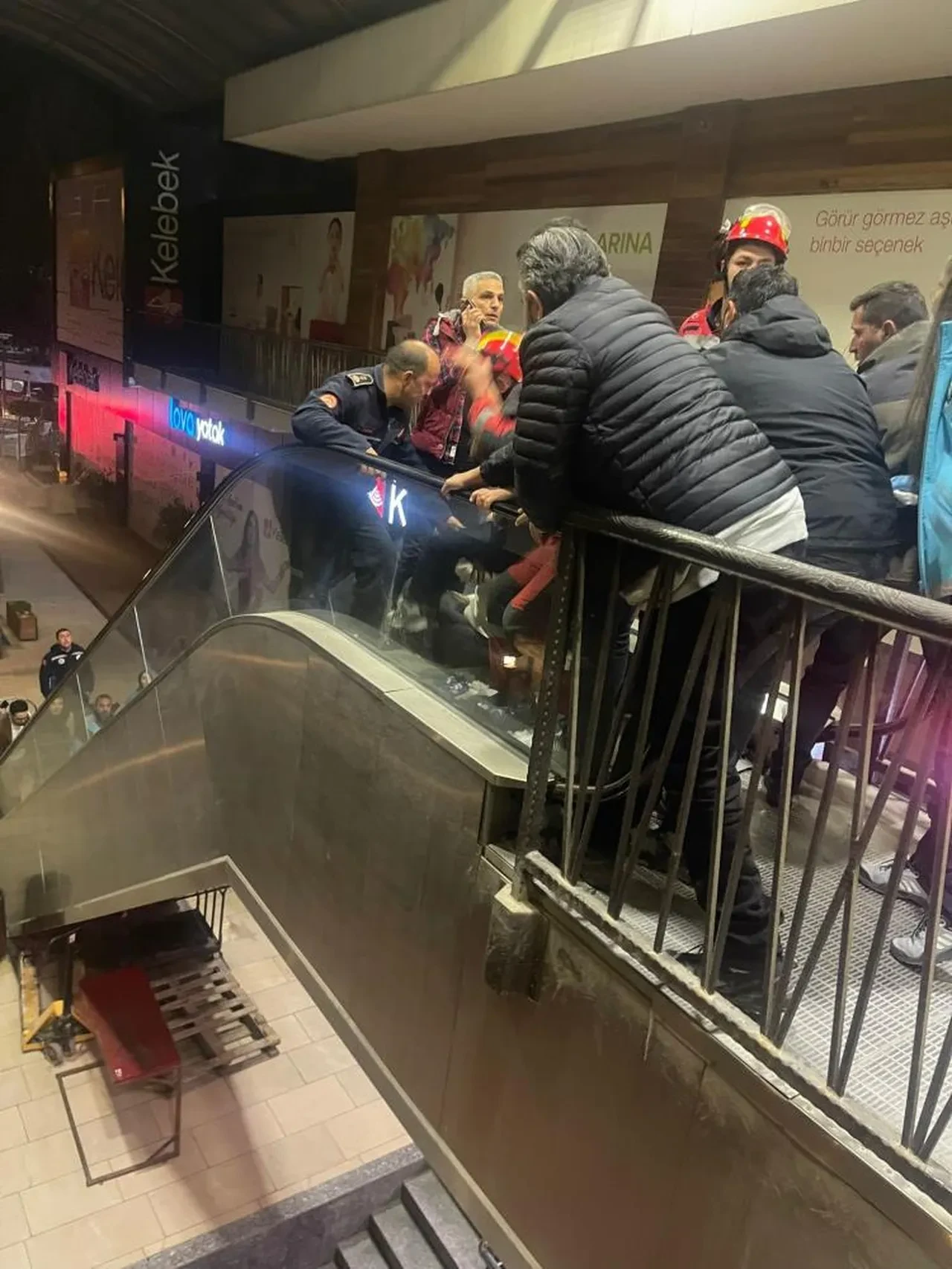 Doğum günü kutlamasında facia! Küçük çocuk yürüyen merdivene sıkıştı