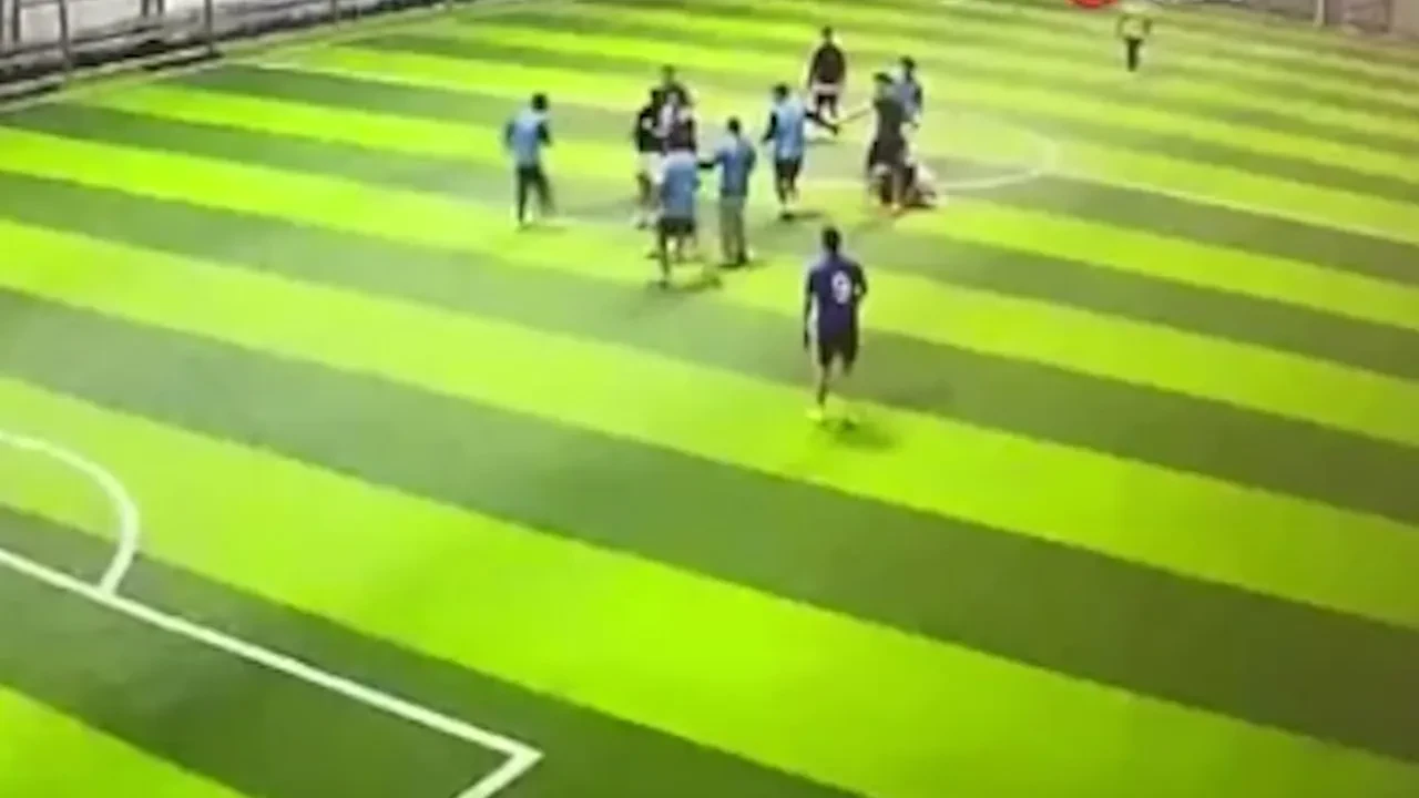 Halı sahada tekme tokat kavga! Feci anlar kamerada 