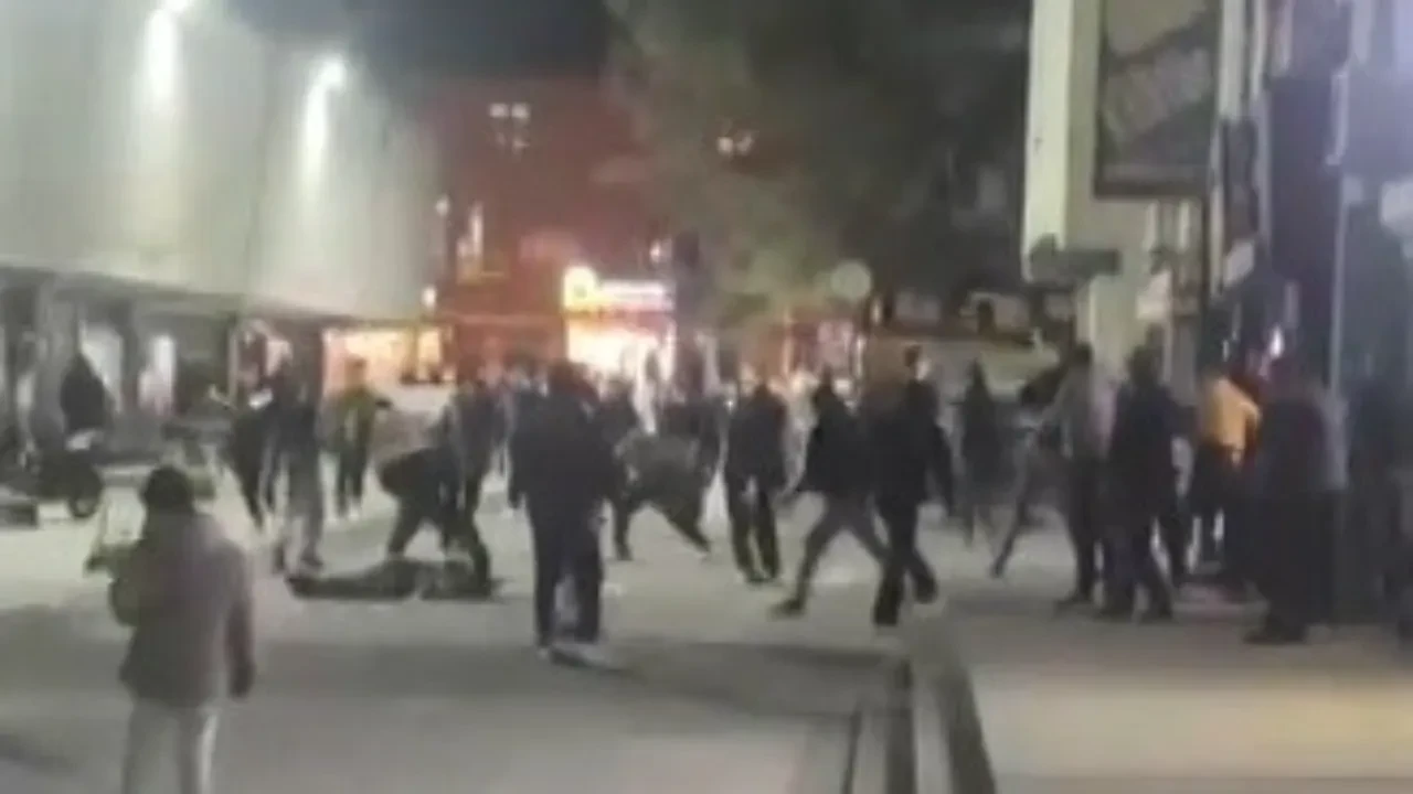 Hastane önünde meydan savaşı gibi kavga! Tabureler havada uçuştu