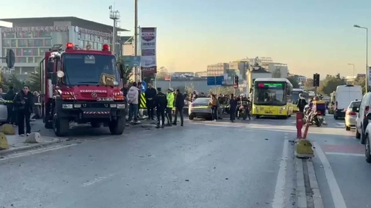 İstanbul'da can pazarı! Otomobil, kaldırımda yürüyen yayaların arasına daldı