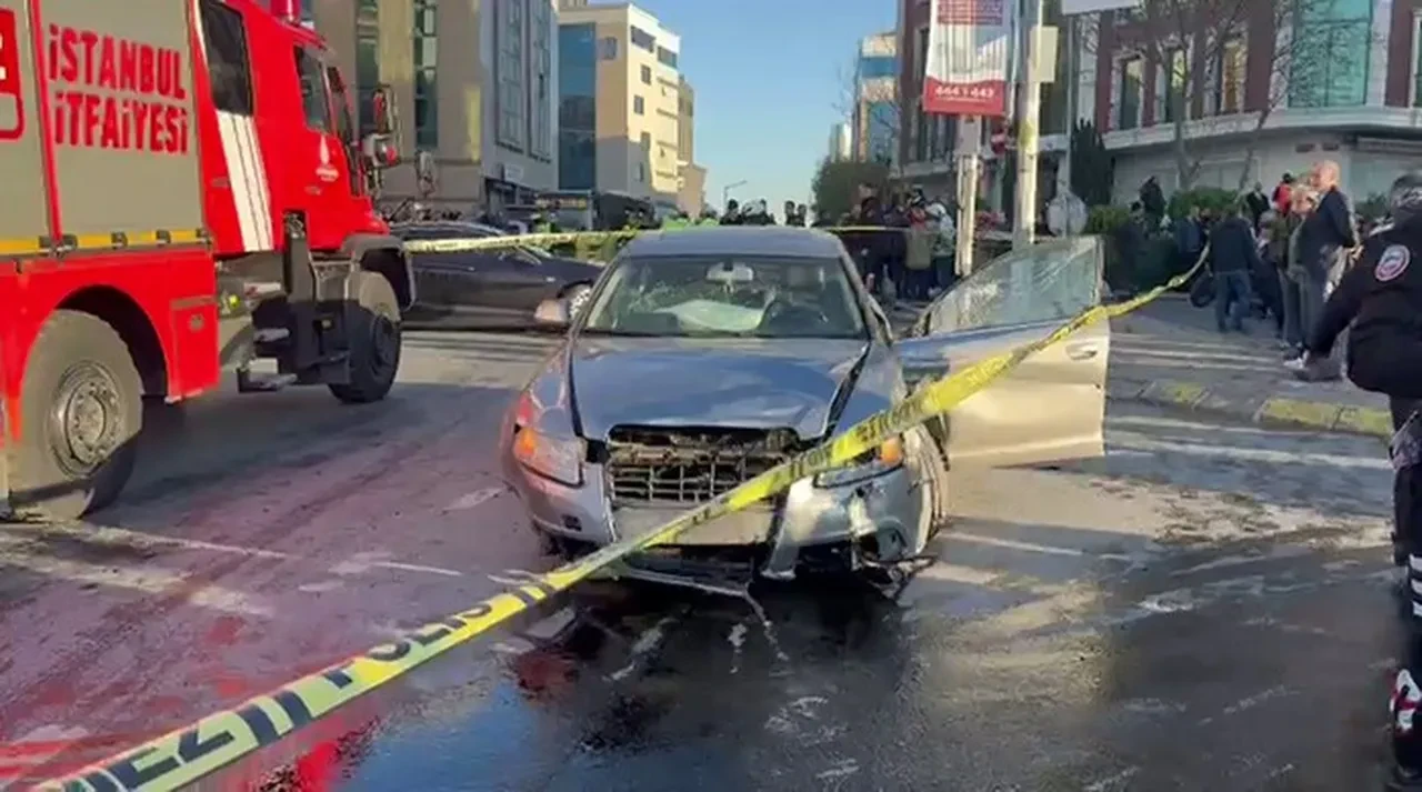 İstanbul'da can pazarı! Otomobil yayaların arasına daldı: Ölü ve yaralılar var