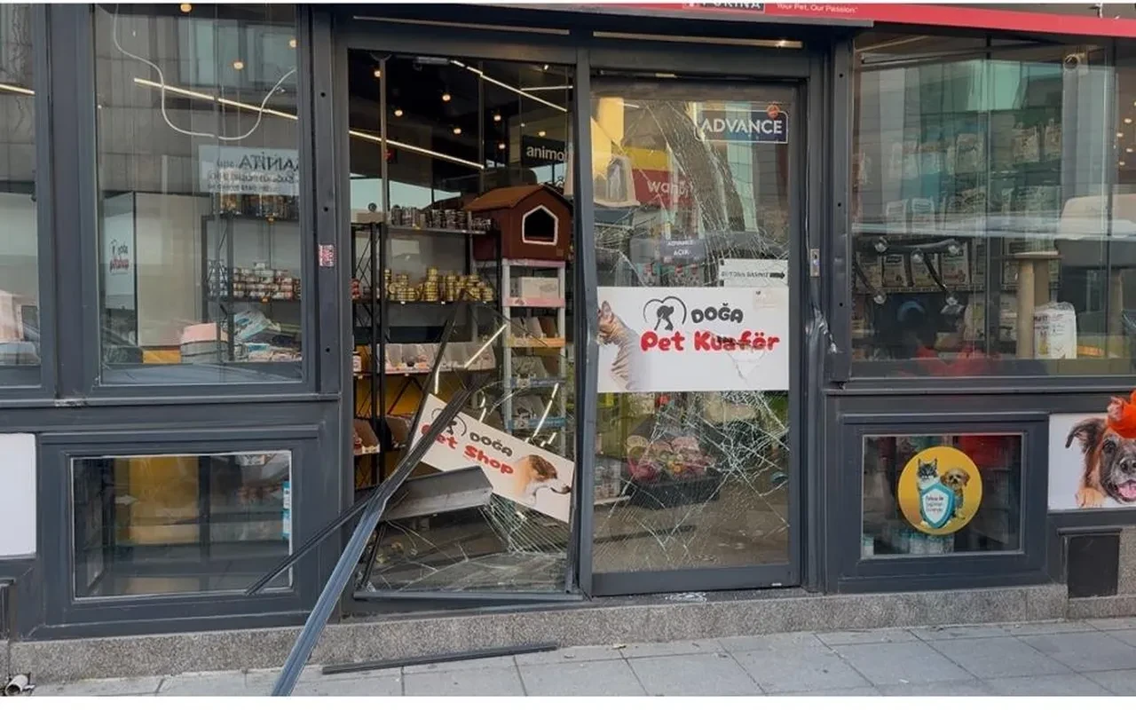 İstanbul'da can pazarı! Otomobil yayaların arasına daldı: Ölü ve yaralılar var