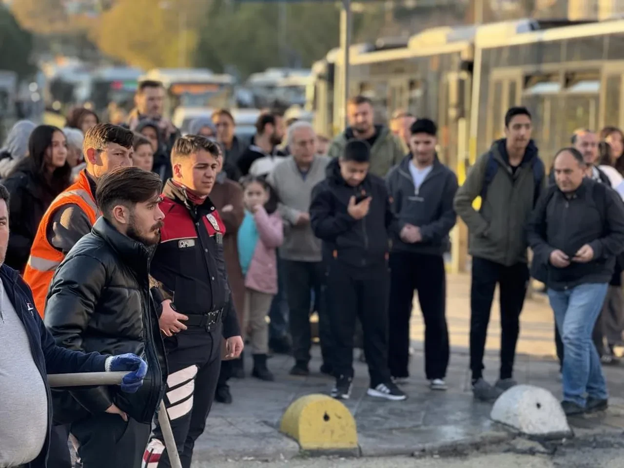 İstanbul'da can pazarı! Otomobil yayaların arasına daldı: Ölü ve yaralılar var