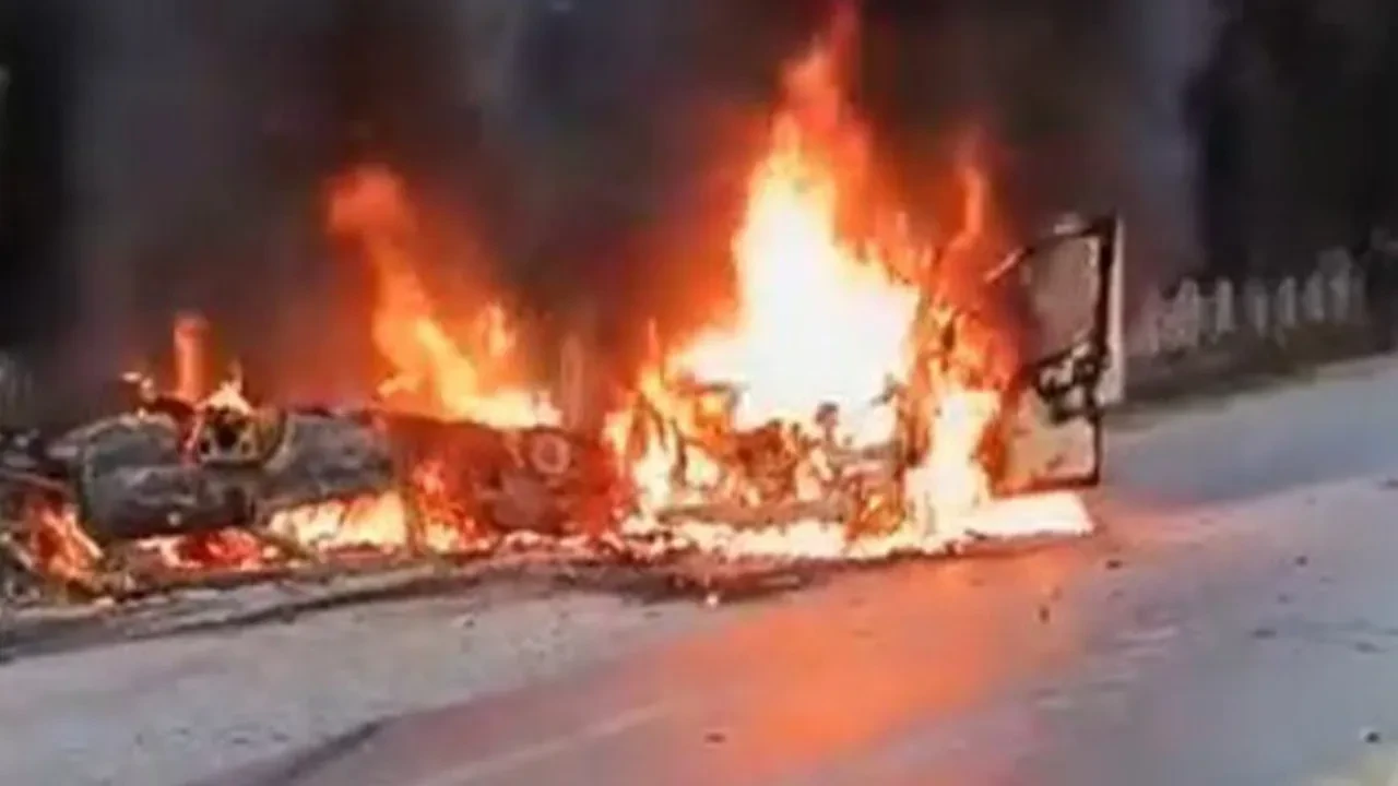 Kafa kafaya çarpışan araçlar yandı! Küle döndükleri an kamerada