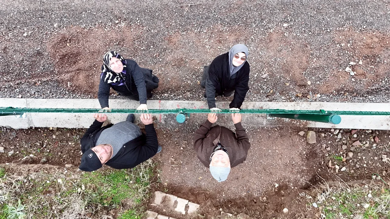 Kemal Sunal'ın Propaganda filmi gerçek oldu! Mahalle tel örgülerle ikiye bölündü: Kimse ne yapacağını bilmiyor 