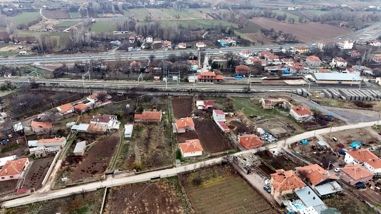 Kemal Sunal'ın Propaganda filmi gerçek oldu! Mahalle tel örgülerle ikiye bölündü: Kimse ne yapacağını bilmiyor 