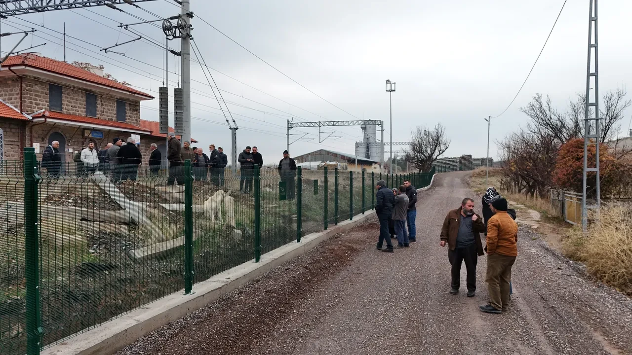 Kemal Sunal'ın Propaganda filmi gerçek oldu! Mahalle tel örgülerle ikiye bölündü: Kimse ne yapacağını bilmiyor 