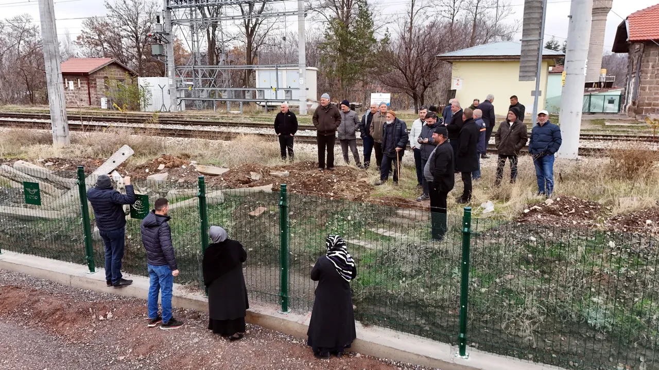 Kemal Sunal'ın Propaganda filmi gerçek oldu! Mahalle tel örgülerle ikiye bölündü: Kimse ne yapacağını bilmiyor 