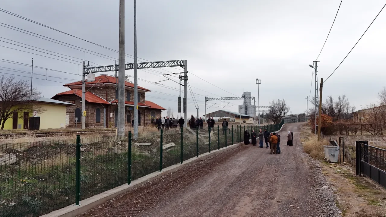 Kemal Sunal'ın Propaganda filmi gerçek oldu! Mahalle tel örgülerle ikiye bölündü: Kimse ne yapacağını bilmiyor 