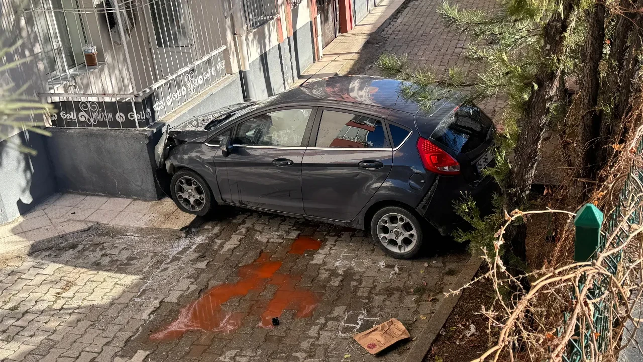Kontrolden çıkan otomobil apartman bahçesinde düştü! O anlar kamerada 