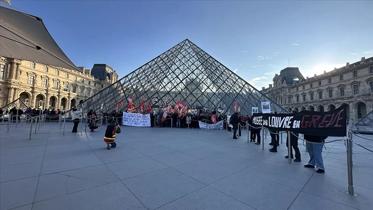 Louvre Müzesi grevi uzatma kararı aldı