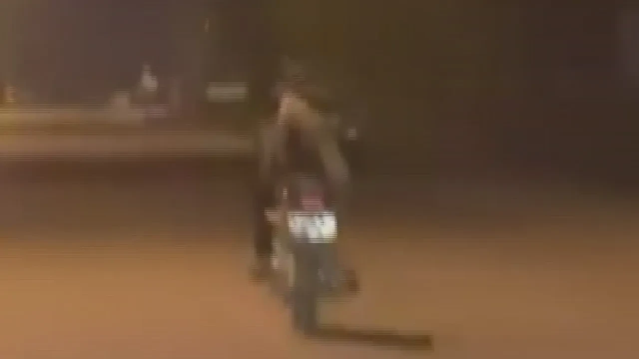 Motosiklet şovu pahalıya patladı! Yatarak kullandı, 21 bin lira ceza aldı