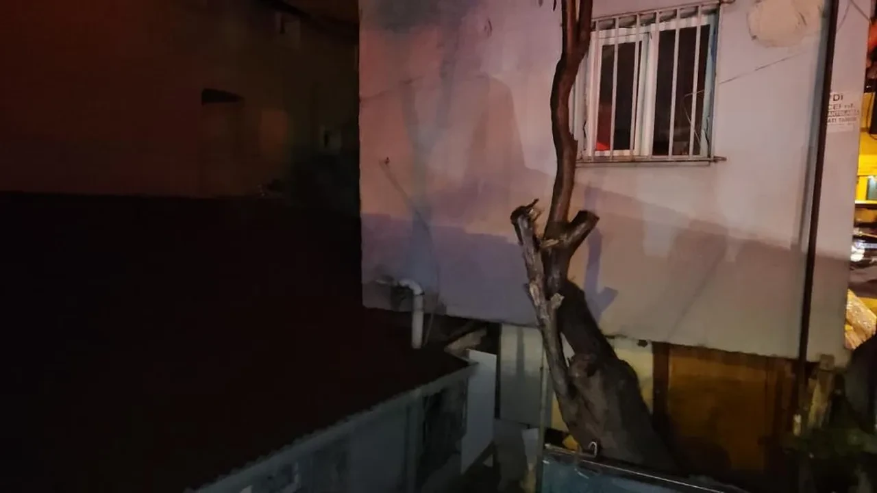 Sarıyer'de korku dolu anlar! Kolonları çatlayan bina gecekonduya yaslandı