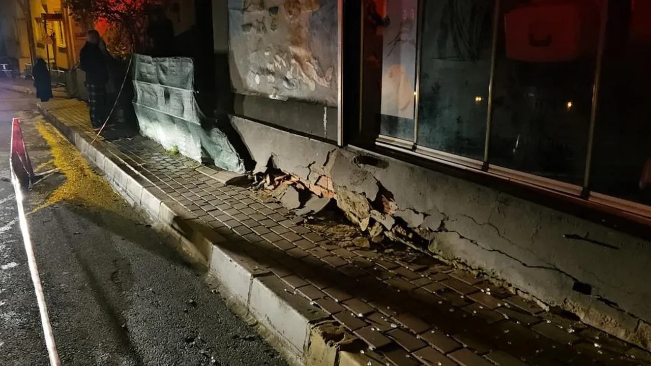 Sarıyer'de korku dolu anlar! Kolonları çatlayan bina gecekonduya yaslandı