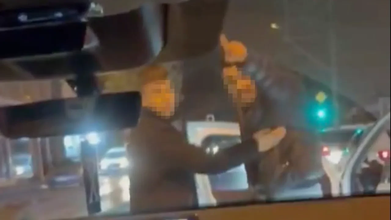 Trafikte maganda dehşeti! İçinde bebek bulunan araca böyle saldırdı 