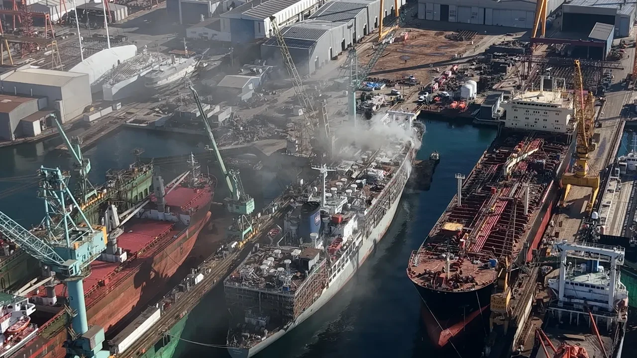 Tuzla tersane yangın son dakika söndürüldü mü? Tersanede bulunan gemide yangın çıktı