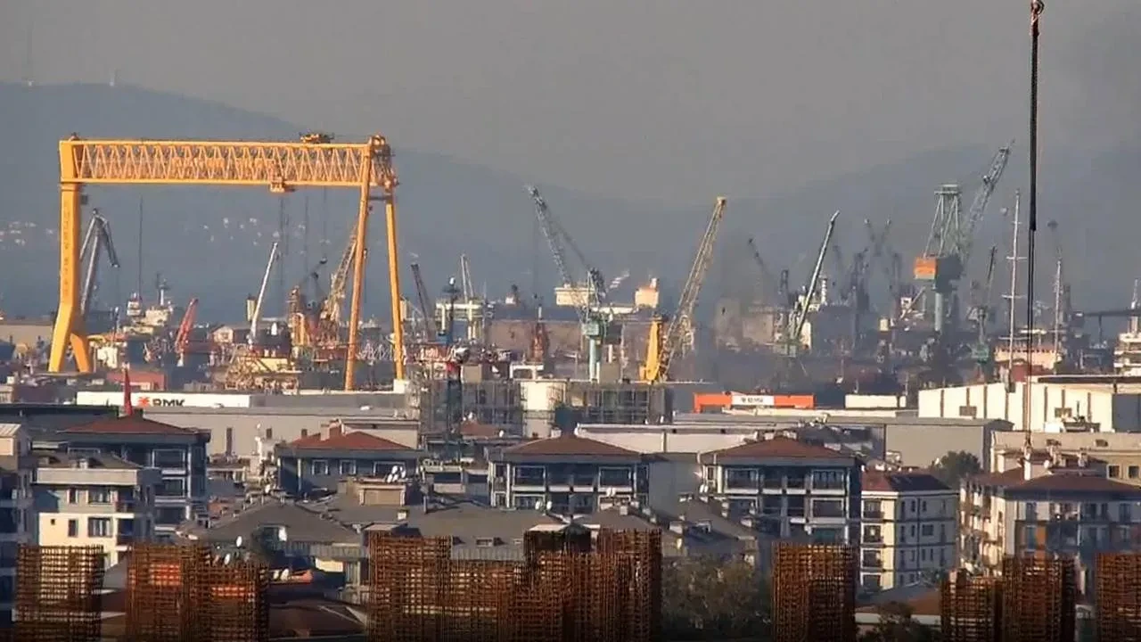 Tuzla'da tersanede gemi yangını! Ekipler müdahale ediyor 