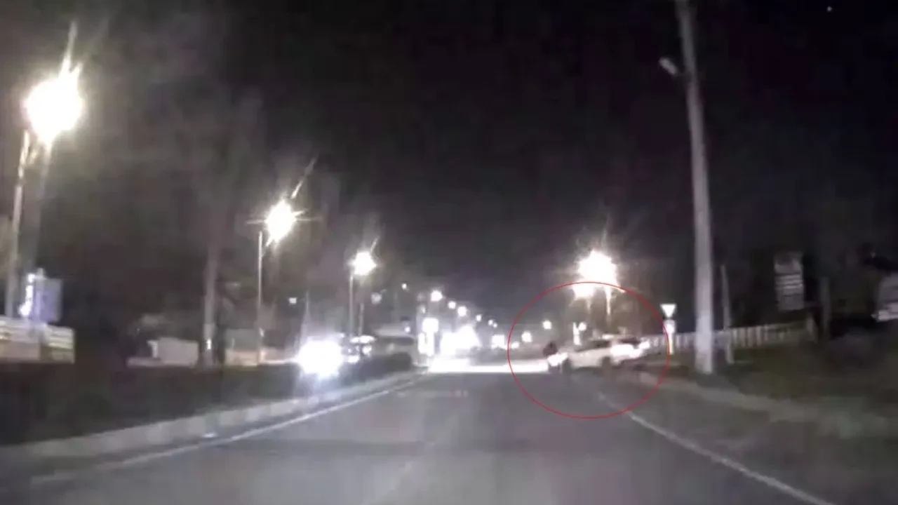 Araç sürücüsü motosikletliye çarpıp kaçtı! Görüntüler bu kadarına 'pes' dedirtti