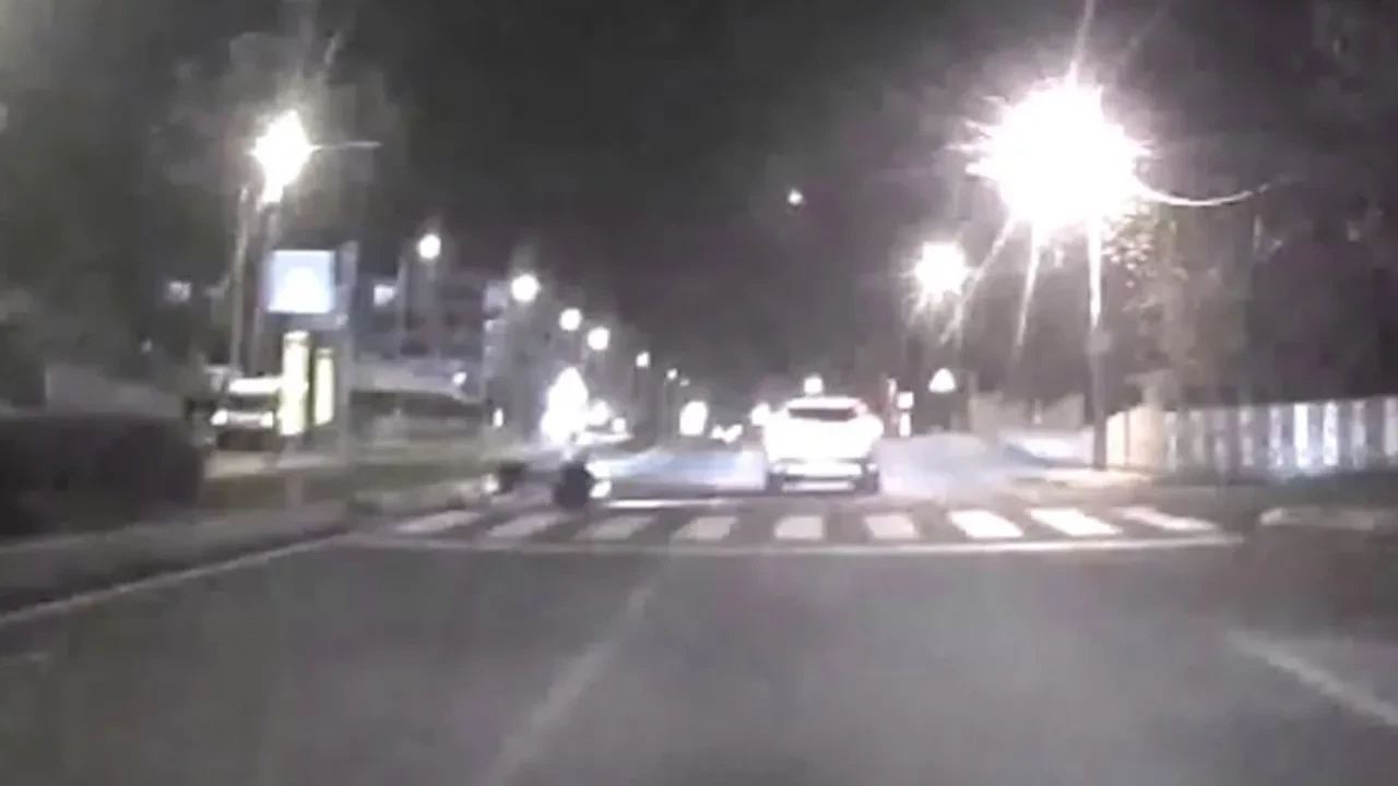 Yola bir anda girerek motosiklete çarptı sonra kaçtı