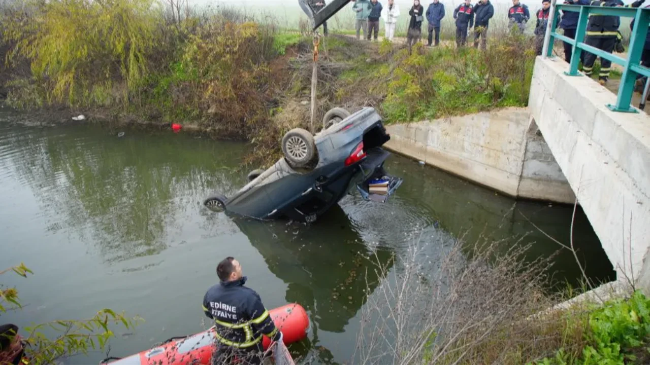 Arkadaşları göz göre göre ölüme terk etti! Araçtan cansız bedeni çıkarıldı
