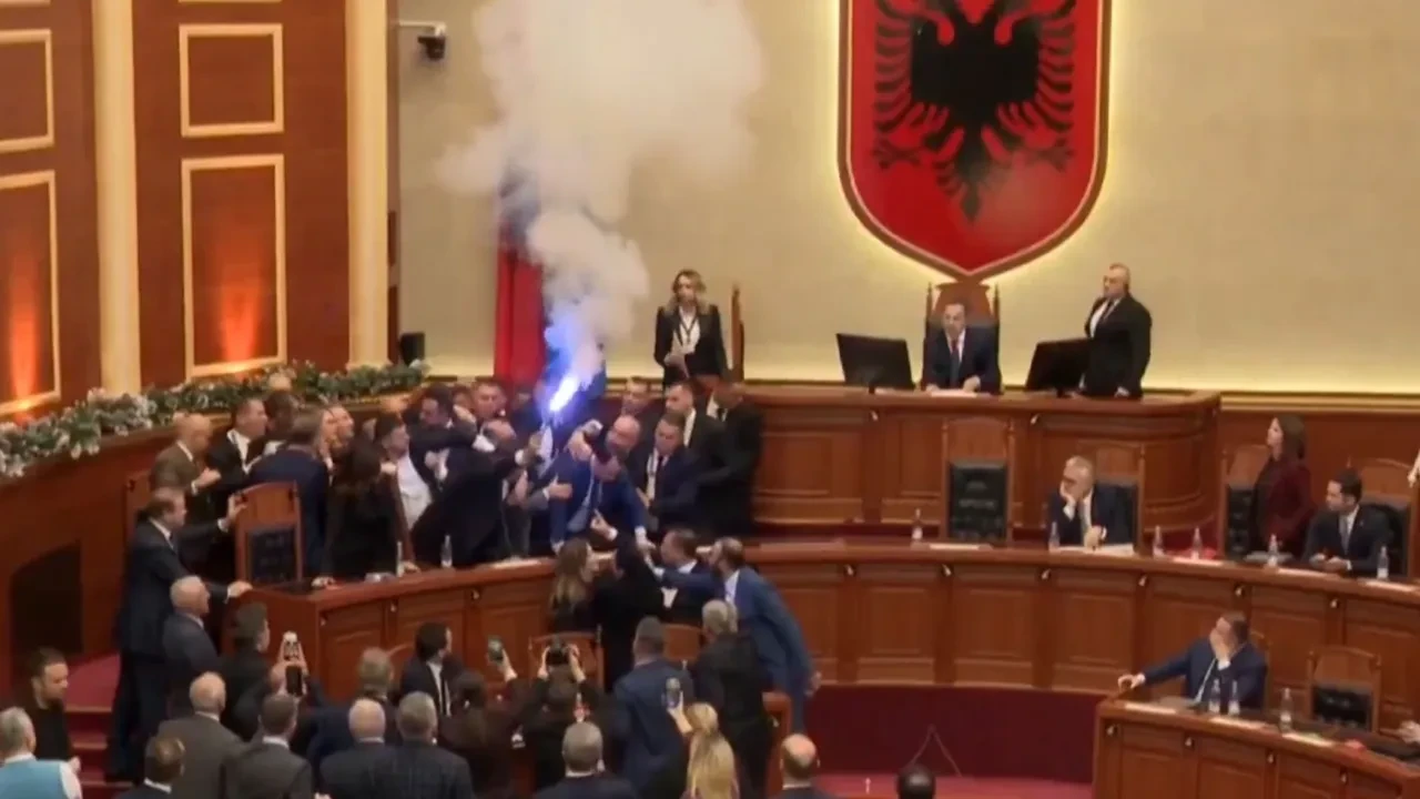 Arnavutluk Parlamentosu savaş alanına döndü! Meşale yakıp, başkana şişe fırlattılar