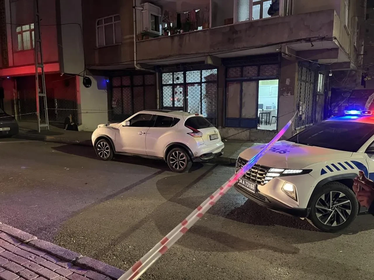 Bağcılar'da panik anları! İş yerine silahlı saldırı