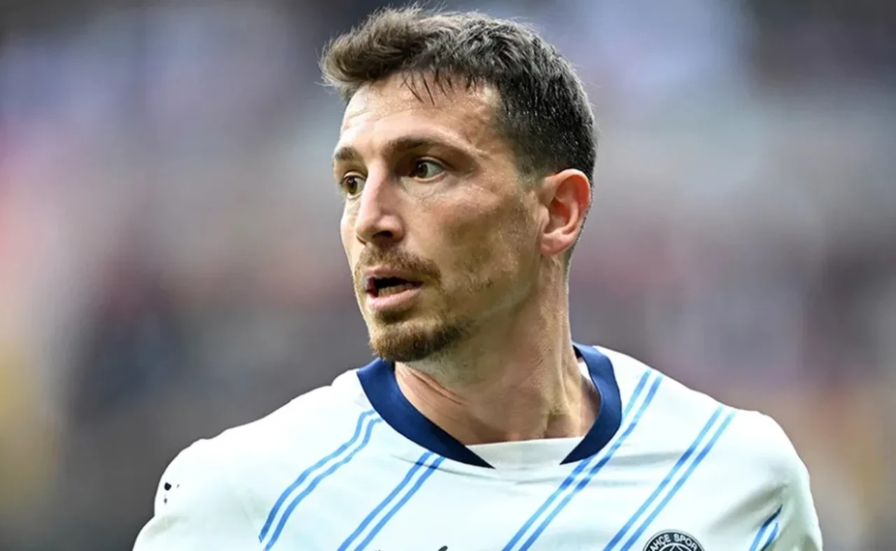 Bakan Tunç'a verilen formada imzası vardı! Fenerbahçe'den Mert Hakan Yandaş açıklaması