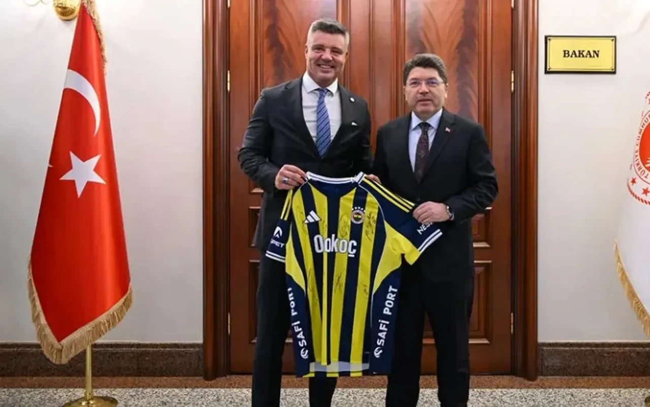 Bakan Tunç'a verilen formada imzası vardı! Fenerbahçe'den Mert Hakan Yandaş açıklaması