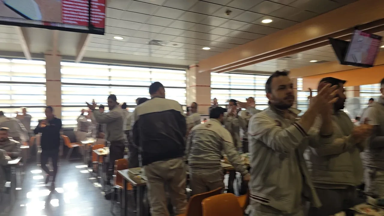 Bursa’nın otomotiv devi TOFAŞ’ta sular durulmuyor: İşçilerden çatal kaşıklı eylem!