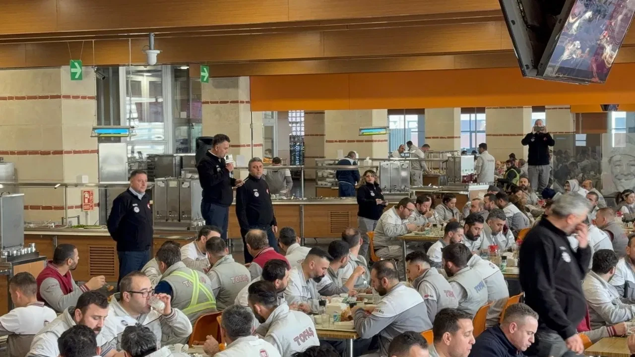 Bursa’nın otomotiv devi TOFAŞ’ta sular durulmuyor: İşçilerden çatal kaşıklı eylem!