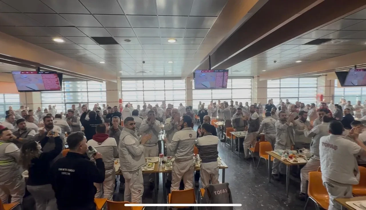 Bursa’nın otomotiv devi TOFAŞ’ta sular durulmuyor: İşçilerden çatal kaşıklı eylem!